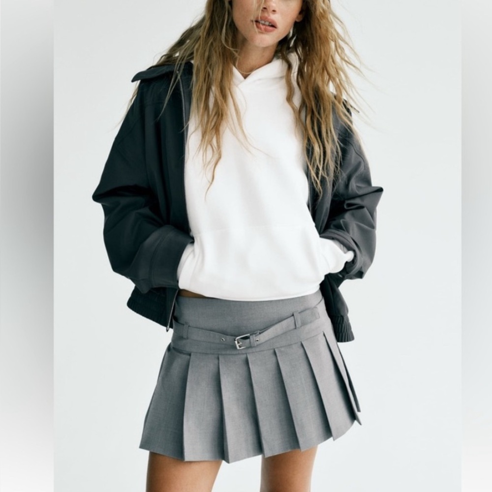 SOLD
Zara pleated skort